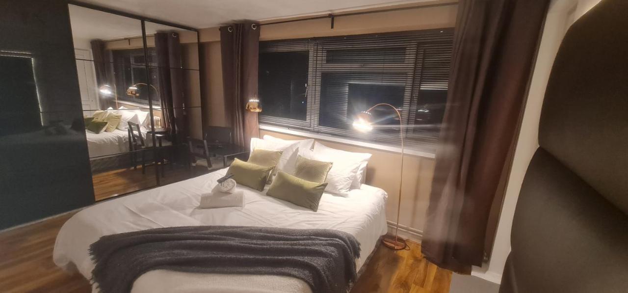 דירות לונדון R3 Superking Sized Bed & 75" Tv On The Wall In Clapham מראה חיצוני תמונה