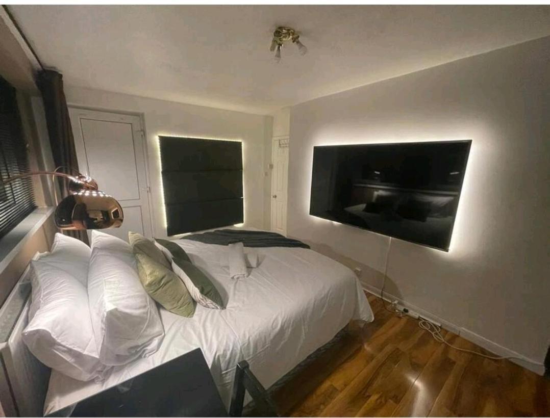דירות לונדון R3 Superking Sized Bed & 75" Tv On The Wall In Clapham מראה חיצוני תמונה