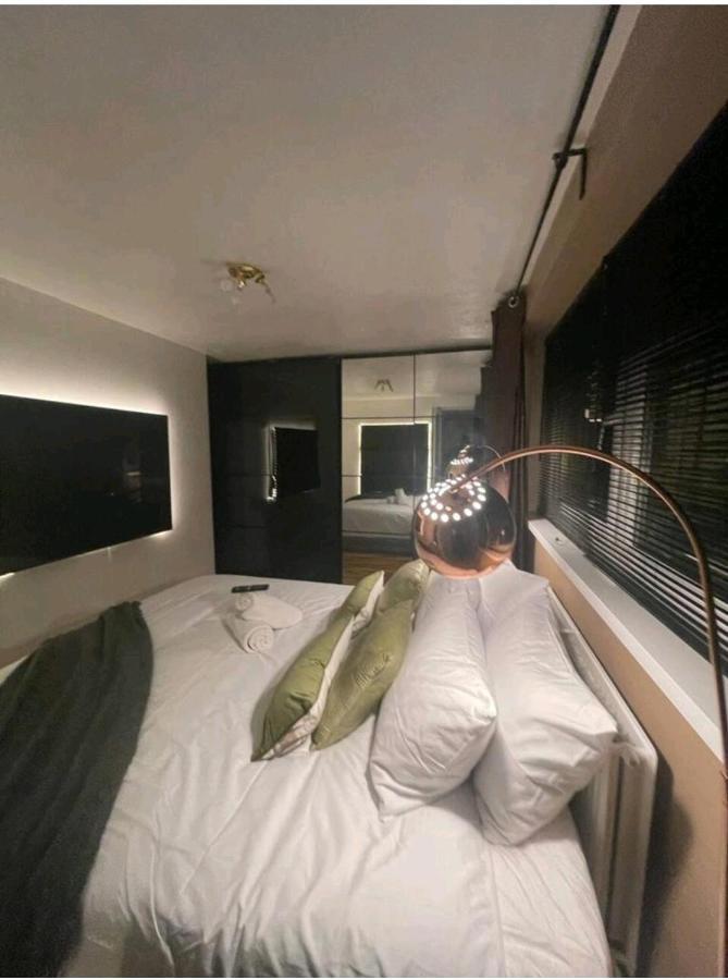 דירות לונדון R3 Superking Sized Bed & 75" Tv On The Wall In Clapham מראה חיצוני תמונה